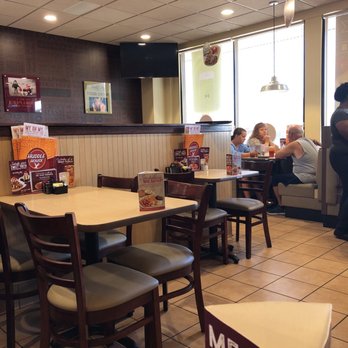 Huddle House - Dining room area on a Sunday morning - Diners Near Me - Alexandria, Louisiana