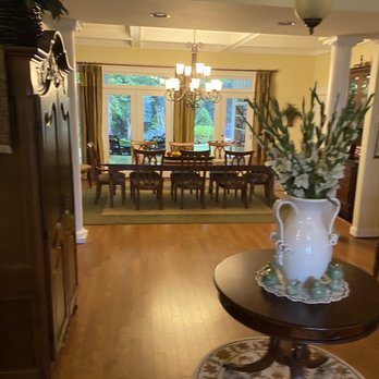 Bed and Breakfast on Tiffany Hill - Main dining room and table - snacks and drinks galore. Supremely clean and welcoming, good vibes and energy abundant throughout the house - Bed & Breakfast Near Me - Mills River, North Carolina Bed and Breakfast on Tiffany Hill - Main dining room and table - snacks and drinks galore. Supremely clean and welcoming, good vibes and energy abundant throughout the house - Bed & Breakfast Near Me - Mills River, North Carolina