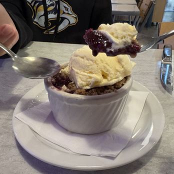 Harbor Light Restaurant - Marionberry Crisp - American Near Me - Reedsport, Oregon