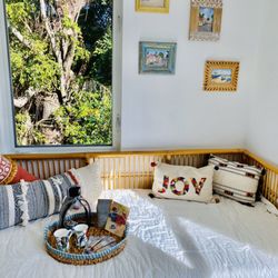 DeCozzy - Guest bedroom