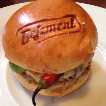 Bejzment - Sweet chili burger - American Near Me - Prague, Puerto Rico