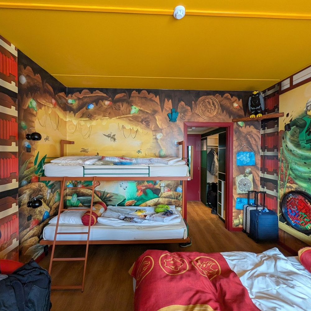 Hotel Legoland - The room is very small and crammed but does fit 2 adults and 2 kids - Hotels Near Me - Billund, 82