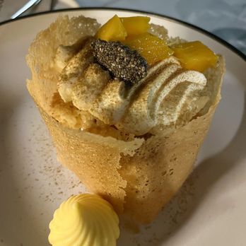 Lampara Poblacion - Mango tres leches (Jan 2024 380 pesos) - Filipino Near Me - Makati, NCR