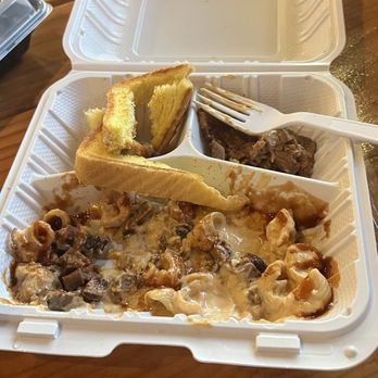 High On The Hog - Kids Brisket Mac and Cheese with Texas Toast - Food Trucks Near Me - Albany, Oregon