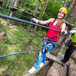CLIMB UP! - Kletterwald Strausberg - Zu zweit über den Wackelbalken: Ihr sichert euch selbst mit 2 Karabinern und seid dabei permanent gesichert.