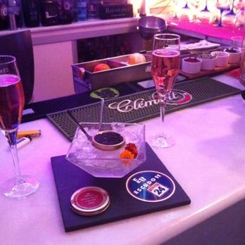 Escudo 11 - Degustaciones de espumosos y champagne con Caviar de Rio frío - Cocktail Bars Near Me - Granada, GR