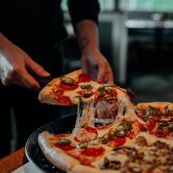Locals Pub and Pizzeria