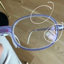 Glasses with damaged frame and incorrect color. Glasses with damaged frame and incorrect color.
