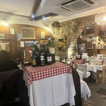 Trattoria Al Porton - Interior - Italian Near Me - Trieste, TS Trattoria Al Porton - Interior - Italian Near Me - Trieste, TS