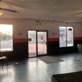 Valley Wings - building entrance - Chicken Wings Near Me - Baton Rouge, Louisiana