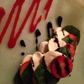 Szara Kazimierz - Mozzarella, strawberry and spinach appetizer - Polish Near Me - Kraków, Massachusetts