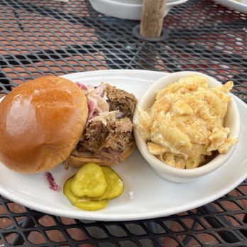 Salt + Smoke - Pulled pork with slaw & mac 'n cheese with buttery Ritz crackers - Bars Near Me - Saint Louis, Missouri