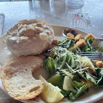 The Hangar On The Wharf - Salmon and clam chowder sourdough bread bowl - American Near Me - Juneau, Alaska The Hangar On The Wharf - Salmon and clam chowder sourdough bread bowl - American Near Me - Juneau, Alaska