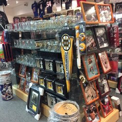 Hometown Collectibles - Hometown Collectibles of North Attleborough -- Emerald Square Mall : 999 Washington Street / Route 1, North Attleborough           Interior