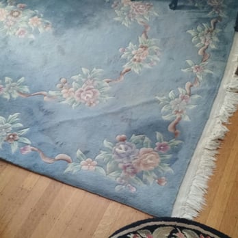 Edgewood Manor Bed & Breakfast Inn - Yep, that's an extension cord running under the inn room rug. And most plugs were ungrounded two prong. - Bed & Breakfast Near Me - Providence, Rhode Island