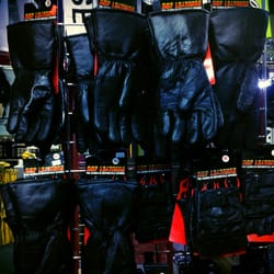 Nostalgic N More - Large assortment of gloves and helmets