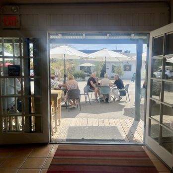 Panino - Los Olivos - Ambiance of the patio - Delis Near Me - Los Olivos, California
