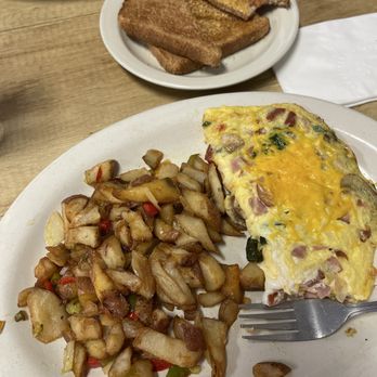 Arnie’s Cafe - Senior Omelet with ham. Also country fried potatoes. - Breakfast & Brunch Near Me - Reno, Nevada Arnie’s Cafe - Senior Omelet with ham. Also country fried potatoes. - Breakfast & Brunch Near Me - Reno, Nevada