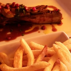 Olatua - Leur magret de canard sauce airelles et frites maison ...exquis !!