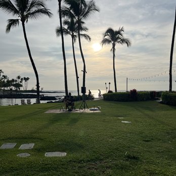 Brown's Beach House - Our view from the table, and the musician performing - Hawaiian Near Me - Kohala Coast, Hawaii