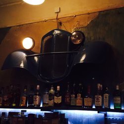 Café Casablanca - Oldtimer-Bug über der Theke