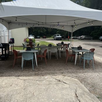 Beedos - Outside seating - American Near Me - Saint Helena Island, South Carolina