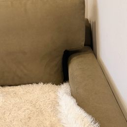 Pillows are clearly too small with these large gaps. Pillows are clearly too small with these large gaps.