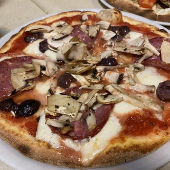 Valentino - Pizza Near Me - Motta Sant'anastasia, Connecticut Valentino - Pizza Near Me - Motta Sant'anastasia, Connecticut