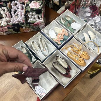 Vintage Pleasures - Antiques Near Me - Fillmore, California
