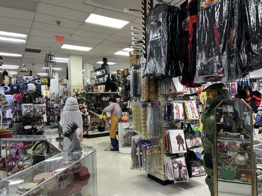 Hollywood Toys & Costumes by null