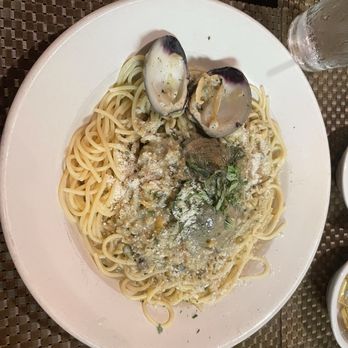 Lenny's Pizza & Bistro - Linguine with clam sauce - Pizza Near Me - Jamesport, New York Lenny's Pizza & Bistro - Linguine with clam sauce - Pizza Near Me - Jamesport, New York