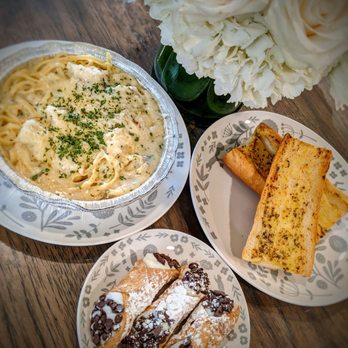 Paul's Deli - Chicken fettuccine alfredo, garlic bread & cannoli - Delis Near Me - Westminster, California Paul's Deli - Chicken fettuccine alfredo, garlic bread & cannoli - Delis Near Me - Westminster, California