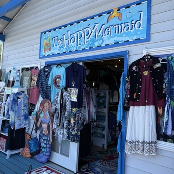 Island Cafe - Fun retail shop for shopping- got my husband a cool T-Shirt there! - American Near Me - Portland, Oregon