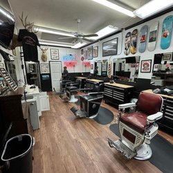Lefty's Barbershop - Garnet