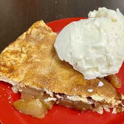 Sweet Andi's Bakery & Cafe - Warm apple pie a la mode