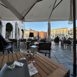 30 min later...tables are still empty despite being told we can only stay for 30 min.