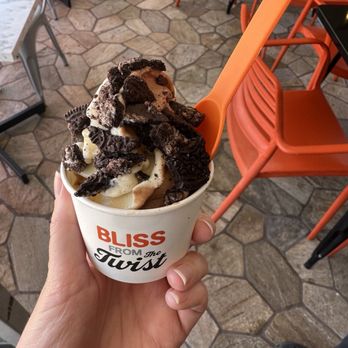 EZPZ Pizza - Chocolate & vanilla soft serve with Oreo cookie crumbles. - Pizza Near Me - El Segundo, California EZPZ Pizza - Chocolate & vanilla soft serve with Oreo cookie crumbles. - Pizza Near Me - El Segundo, California
