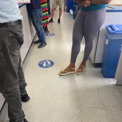 USPS - Long line with 1 worker