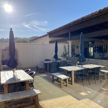 Bacchus Landing - Back patio area - Wine Tasting Room Near Me - Healdsburg, California