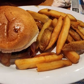 Winking Lizard - Ban l bacon cheeseburger - American Near Me - Independence, Ohio