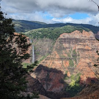 Waimea Canyon Lookout - The distance from here to there is deceptive and difficult - Hiking Near Me