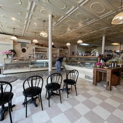 Bread and Chocolate - Bakery interior