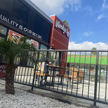 Wendy's - Outdoor seating - Burgers Near Me - Los Angeles, California Wendy's - Outdoor seating - Burgers Near Me - Los Angeles, California