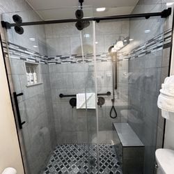 Sunset Inn - Nicely remodeled shower.