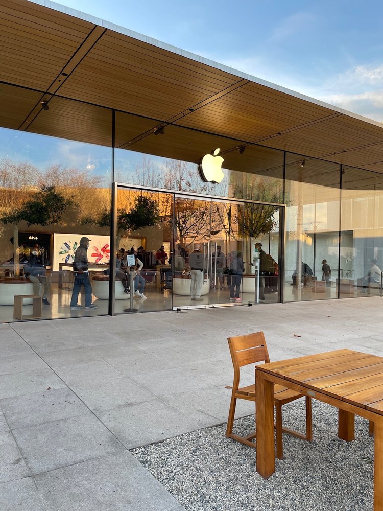 Apple Broadway Plaza