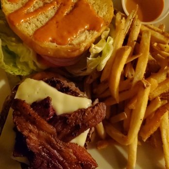 Colchuck's - Bacon cheeseburger (shot #2) - German Near Me - Leavenworth, Washington