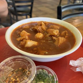 Taqueria Roberto Jr - 32oz Menudo con pata - Mexican Near Me - Sacramento, California Taqueria Roberto Jr - 32oz Menudo con pata - Mexican Near Me - Sacramento, California