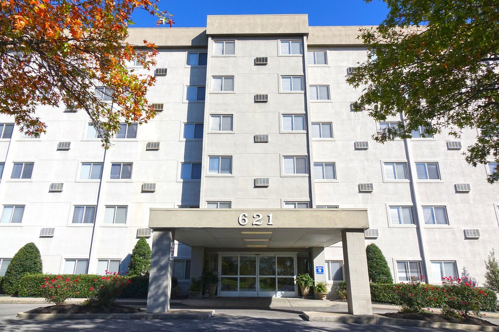 RIVERWOOD TOWER APARTMENTS 621 North Dupont Avenue, Madison