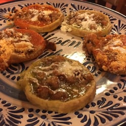 Mesón Garibaldi - Picaditas con chicharrón