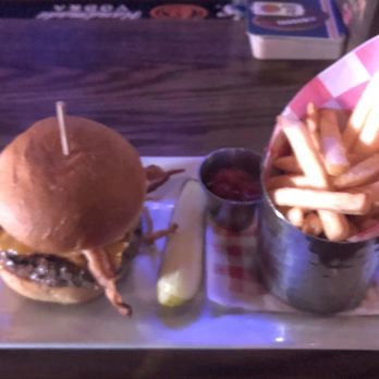 Bunker Hill American Taproom - The 'Thomas Jefferson' burger (w/fries). - Bars Near Me - Wantagh, New York Bunker Hill American Taproom - The 'Thomas Jefferson' burger (w/fries). - Bars Near Me - Wantagh, New York